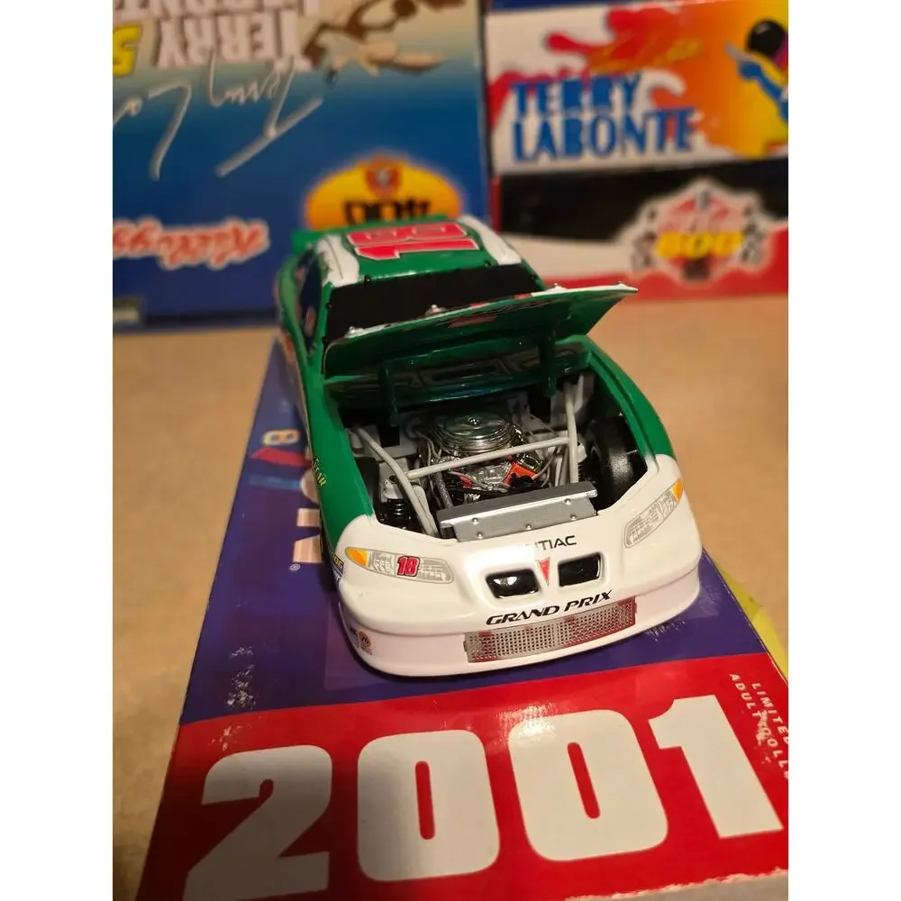 Bobby Labonte #18 Interstate Batteries Polar Bear 2001 Grand Prix 1/24 Nascar